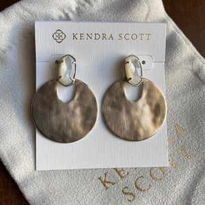 Kendra Scott Deena earrings in ivory pearl & brushed/hammered silver